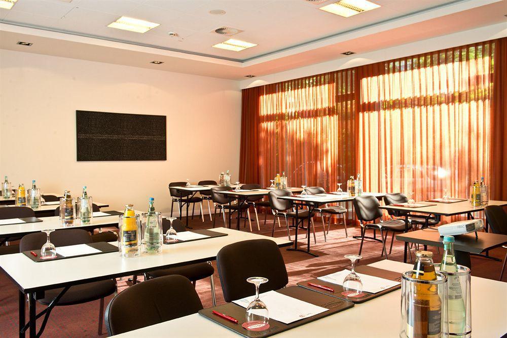 Adina Checkpoint Charlie Aparthotel 4*