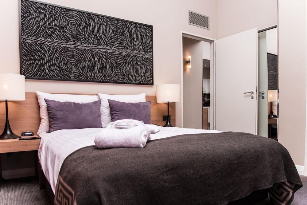 Adina Checkpoint Charlie Aparthotel 4*
