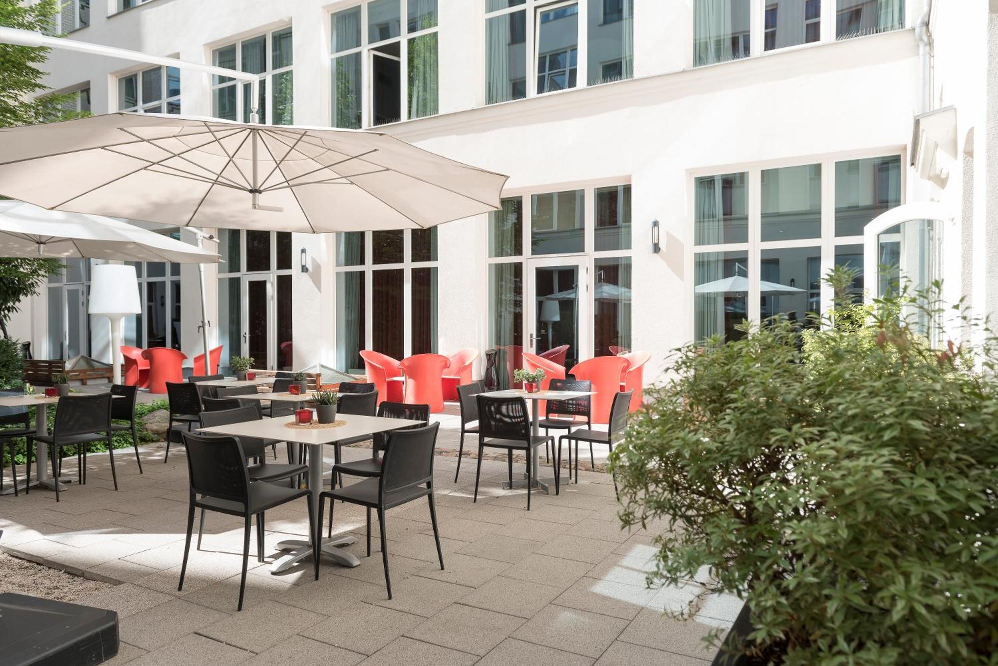 Adina Checkpoint Charlie Aparthotel 4*